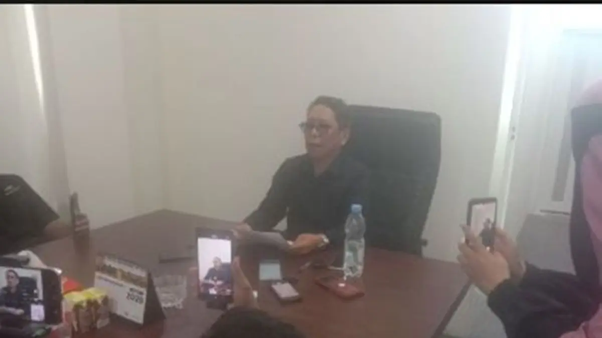 
Wakil Ketua Badan Kehormatan DPRD Provinsi Gorontalo, Umar Karim, saat memberikan keterangan kepada awak media (F:Diskmfo)