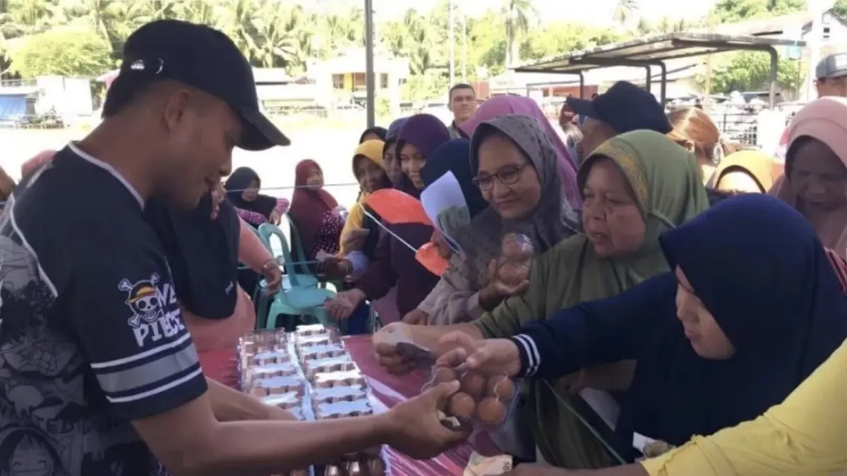 Warga memadati lokasi pasar murah bersubsidi yang digelar Polrea dan Pemda Bone Bolango di Lapangan Duano, Kecamatan Suwawa Tengah, Kabupaten Bone Bolango, Gorontalo pada, Rabu, (15/7/2026). (ANTARA/ho-diskominfo)