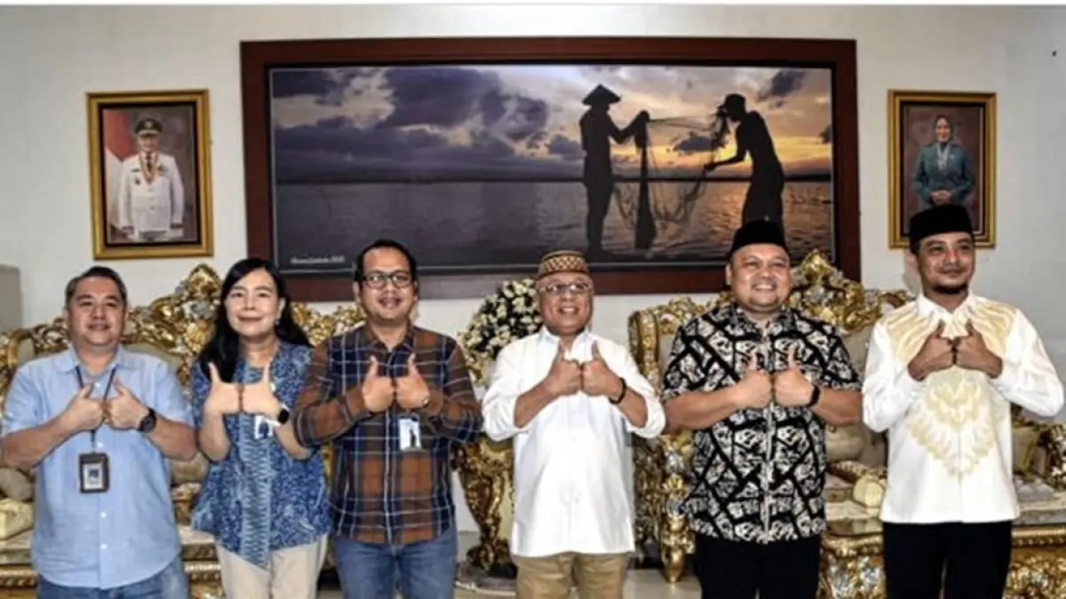 Bupati Gorontalo H. Sofyan Puhi menerima audiensi Kepala BPJS Kesehatan Cabang Gorontalo, Tri Mayudin, di Rumah Jabatan Bupati.(F:Diskmfo)