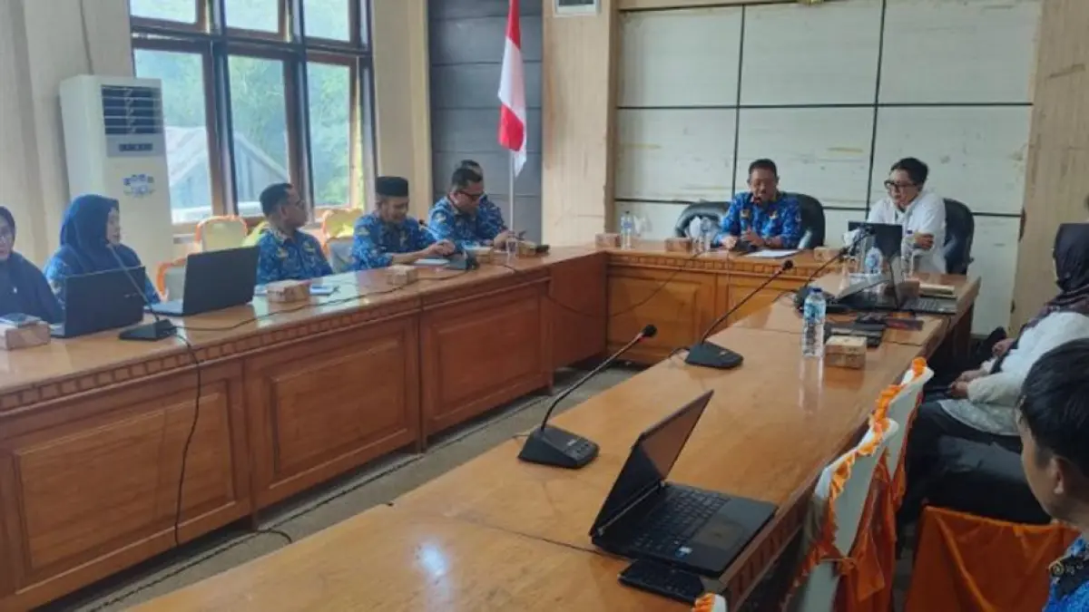 Bupati Boalemo, Rum Pagau, saat  menghadiri Entry Meeting Evaluasi Kemudahan  Perizinan Daerah yang dilaksanakan oleh  Badan Pengawasan Keuangan dan Pembangunan Perwakilan Provinsi Gorontalo di Ruang Vicon Kantor Bupati Boalemo.(F:Diskmfo).