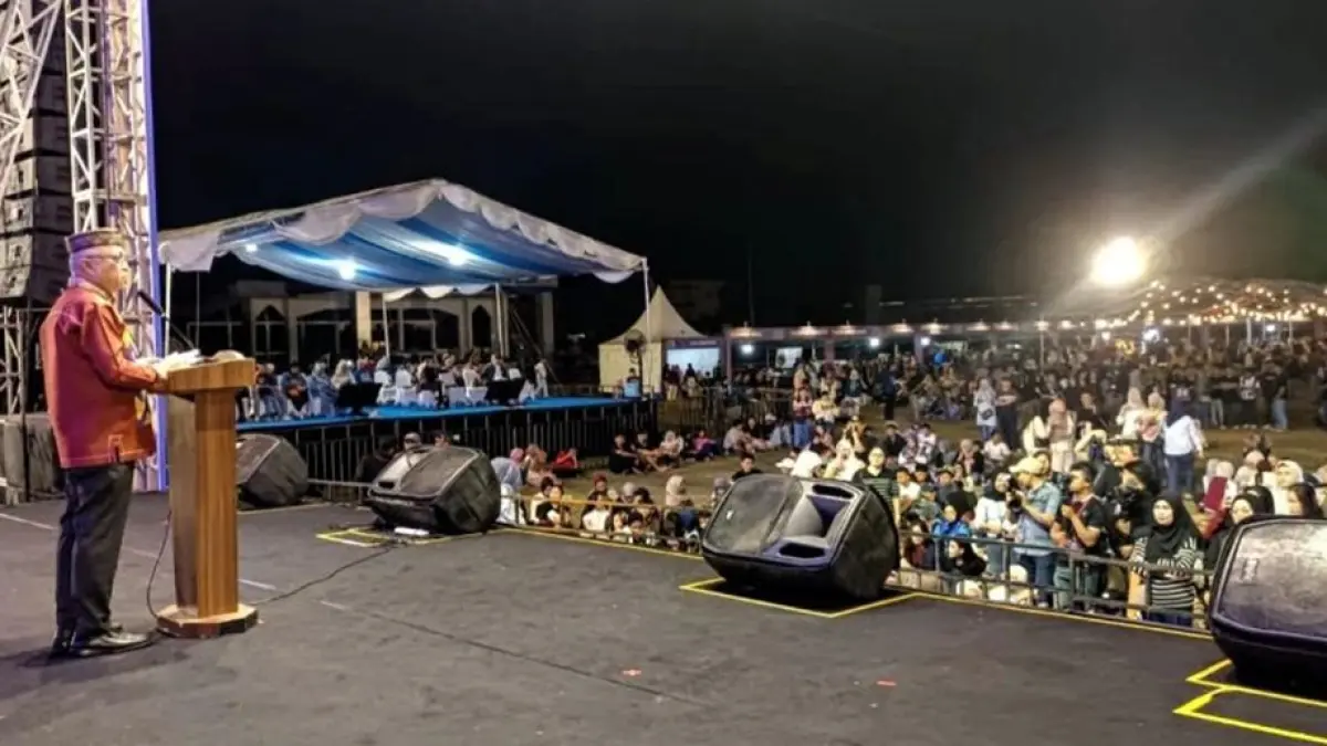 Bupati Gorontalo H. Sofyan Puhi menutup secara resmi kegiatan  Hari Keluarga Nasional (Harganas) ke-33 tingkat Provinsi Gorontalo yang dirangkaikan dengan  QRISFest 2026. (F:Diskminfo)
