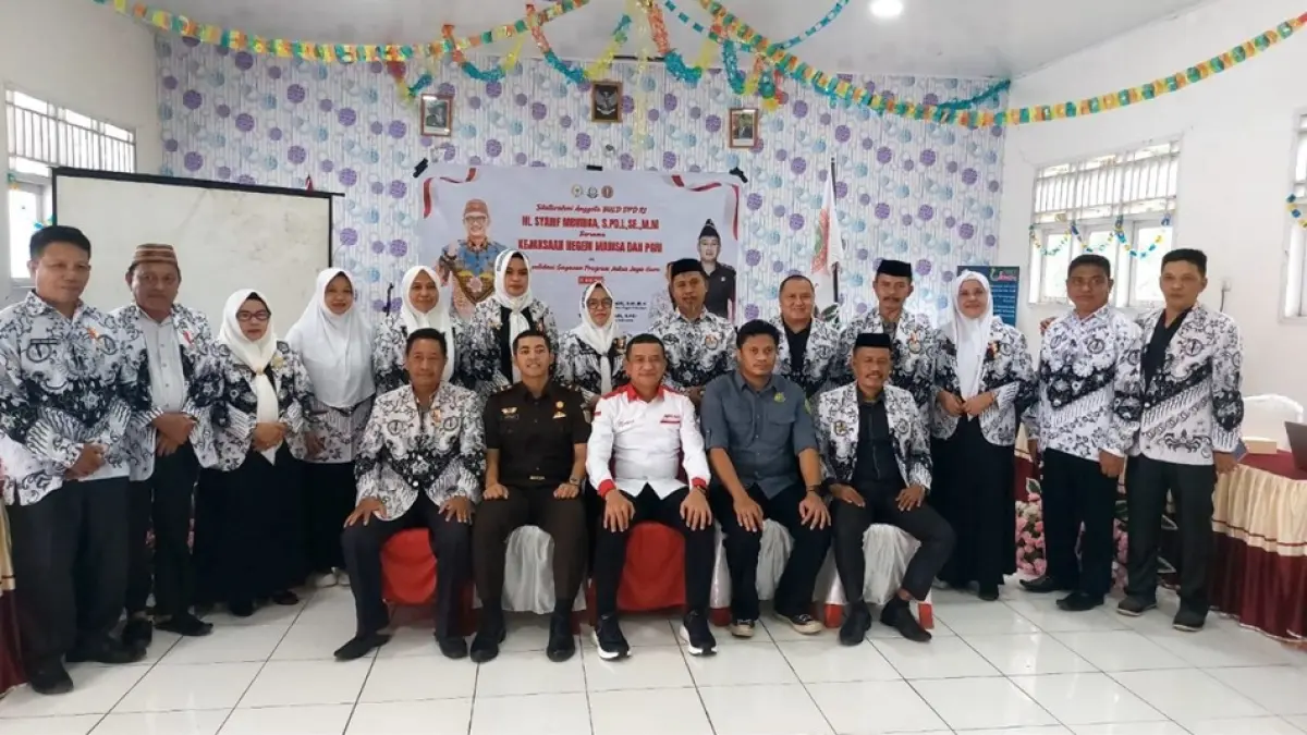 Forum kolaboratif yang mempertemukan guru, aparat penegak hukum, dan berbagai pemangku kepentingan. Kegiatan yang dipusatkan di Kecamatan Popayato itu diprakarsai Ketua ABPEDNAS Provinsi Gorontalo sekaligus Anggota DPD RI, H. Syarief Mbuinga, bersama PGRI Kabupaten Pohuwato. (F:PGRI).
