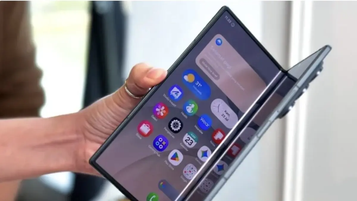 Samsung Galaxy Z Fold 8 Ultra yang dipamerkan di Jakarta, Kamis (23/7/2026). (ANTARA/Pamela Sakina)