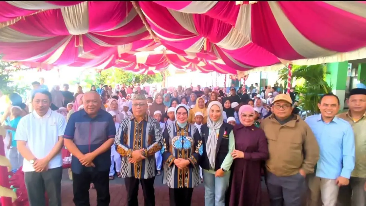 
Khitanan masal yang dihadiri Bupati Sofyan Puji dan anggota DPRD RI Racmiyati Jahya (F: Diskominfo)