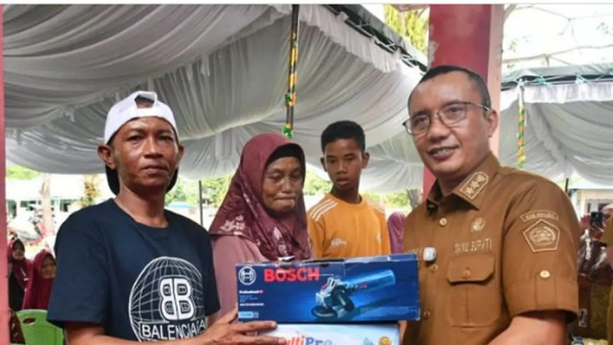 Wakil Bupati Boalemo Lahmudin Hambali menyerahkan bantuan ATENSI dari Kementerian 
Sosial Republik Indonesia yang disalurkan melalui Sentra Tumou Tou Manado.(F:Diskmfo)
