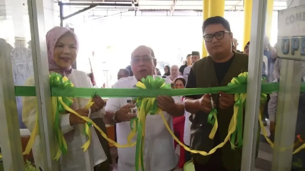 Wakil Gubernur Gorontalo Idah Syahidah Rusli Habibie, Wali Kota Gorontalo Adnan Dambea, pemilik Warteg Kharisma Bahari Gorontalo Alham Prasogo Habibie saat meresmikan Warung Tegal Kharisma Bahari yang hadir di Kota Gorontalo, Kamis (30/7/20206). ANTARA/Faradila Alim