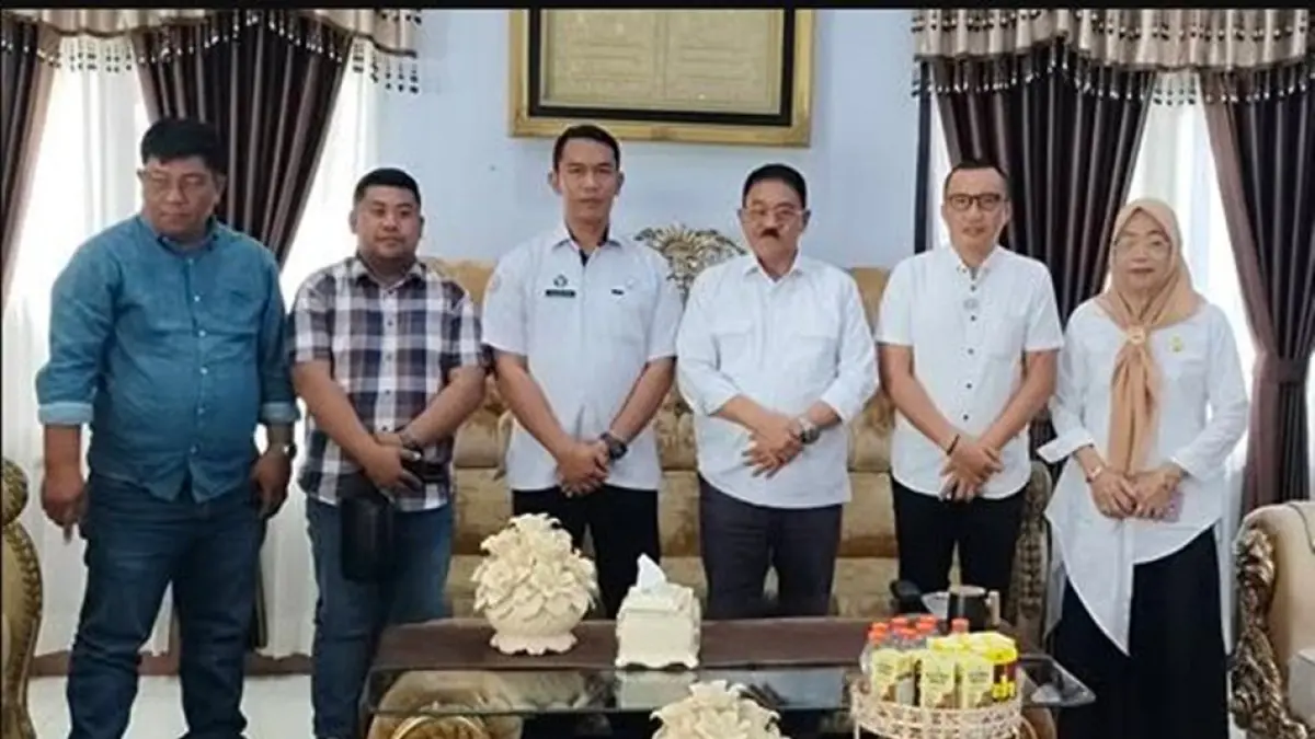 Bupati Boalemo Rum Pagau didampingi Wakil Bupati Rum Pagau menerima  Tim Pejabat Pembuat Komitmen (PPK) penyedia pelaksana pembangunan KNMP di Rumah Jabatan Bupati.(F:Diskmfo)