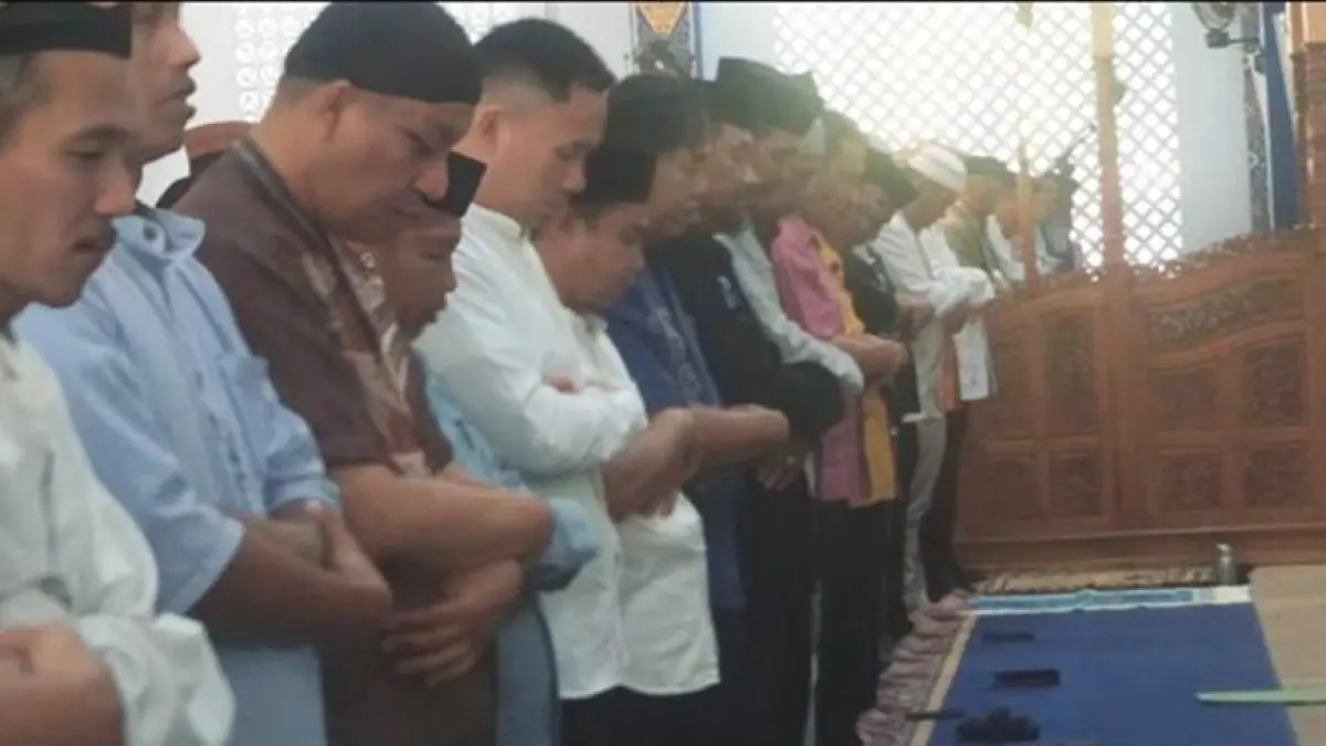Dampak musim kemarau yang mulai dirasakan masyarakat mendorong  Pemerintah Kabupaten Bone Bolango menggelar Salat Istisqa di Masjid Baitul Haq, Suwawa.(F:Diskmfo)