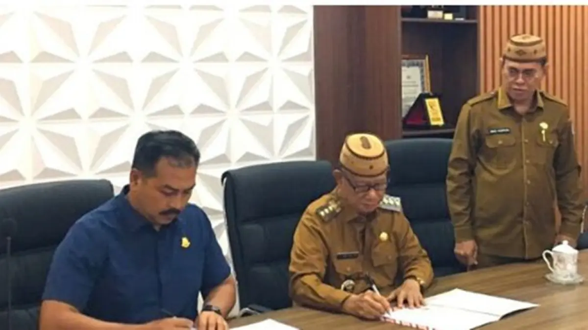 Disaksikan Sekda, penandatanganan MOU hibah lahan seluas 4.000 meter persegi antara Kejari Bone Bolango dan Bupati Bone Bolango.(F:Diskminfo)