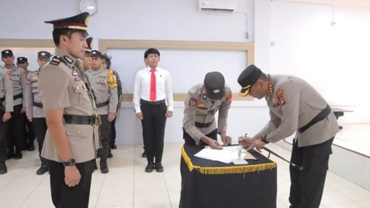 
Prosesi sertijab dipimpin Kapolresta Gorontalo Kota Kombes Pol Mohammad Junaeddy 
Jhony dengan dihadiri jajaran pejabat utama, personel Polresta Gorontalo Kota, serta Bhayangkari Cabang Polresta Gorontalo Kota.(F:Hms-Pol)
