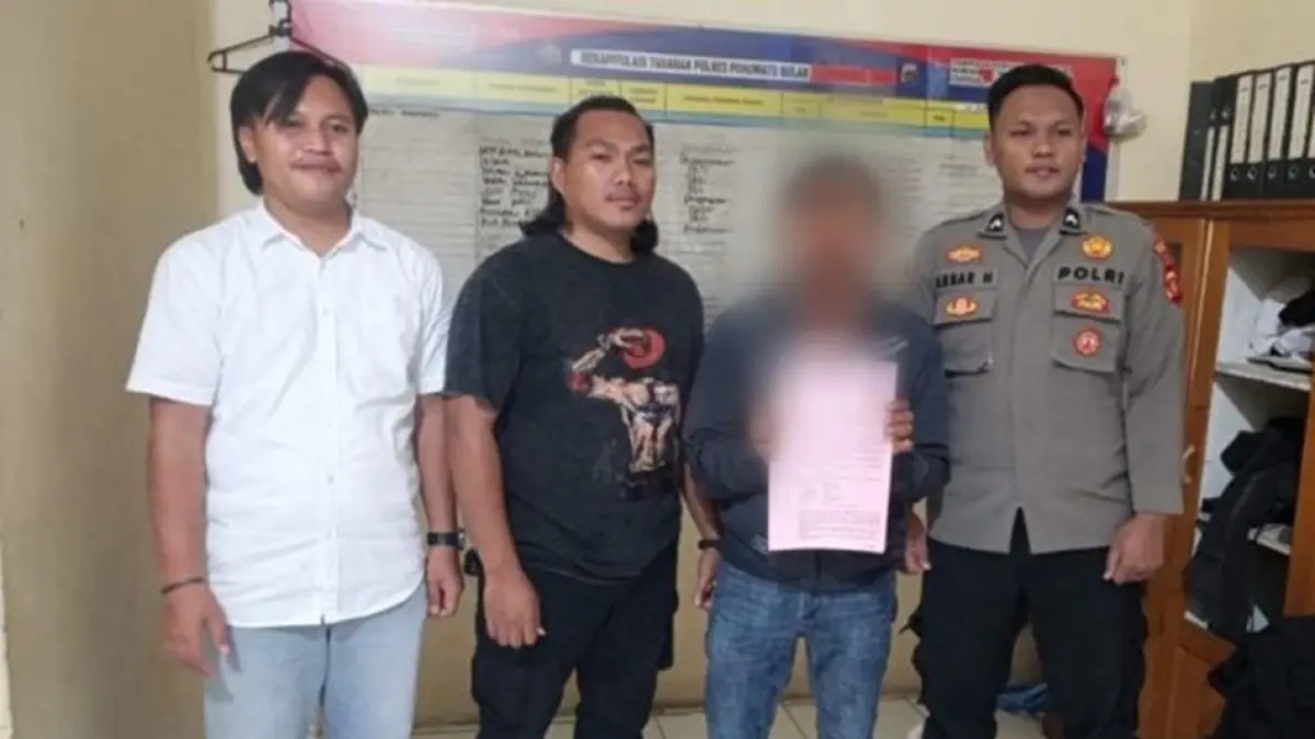 Satreskrim Polres Pohuwato resmi menahan seorang pria berinisial FM (46) yang diduga menjadi aktor utama di balik aktivitas tambang emas ilegal.(F:Hms-Pol)