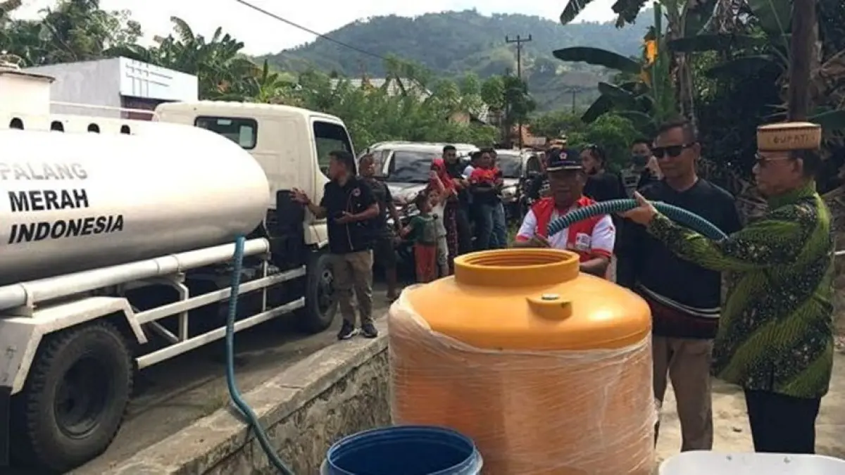Bupati Ismet Mile memimpin langsung penyaluran bantuan air ke Desa Tamboo dan Desa Lonuo, Kecamatan Tilongkabila.(F:Diskmfo)