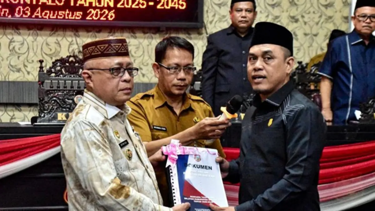 Bupati Gorontalo Sofyan Puhi menyerahkan Rancangan Raperda RTRW kepada ketua DPRD Kabupaten Gorontalo.(F:Diskominfo)