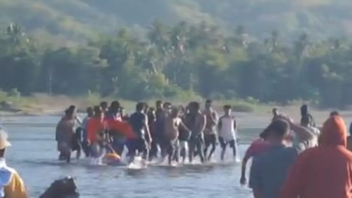 Evakuasi kedua kroban dari Sungai Bone (F:Istimewa)