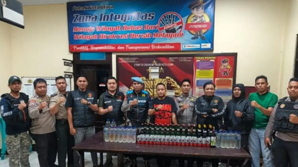 Kegiatan Rutin yang Ditingkatkan (KRYD) pada Sabtu (1/8/2026) malam, aparat kepolisian berhasil menyita puluhan botol minuman keras.(F:Hms-Pol)
