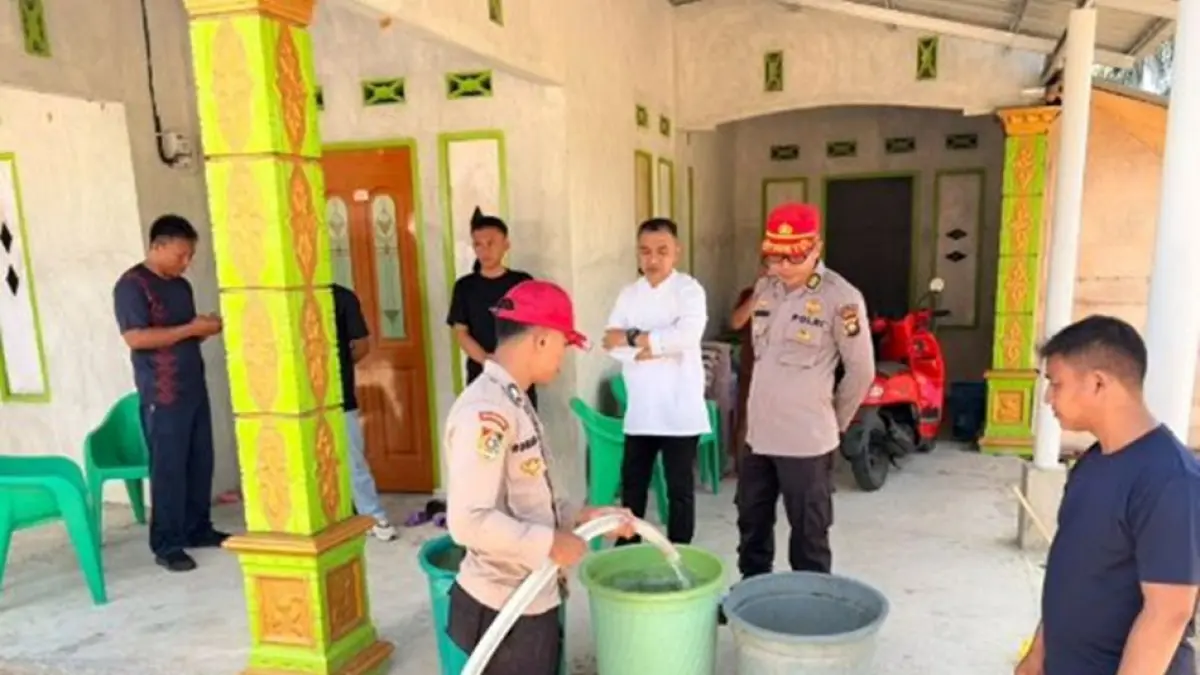Kehadiran aparat kepolisian dan Perumda Tirta Limutu juga dinilai menunjukkan kepedulian nyata terhadap kondisi warga.(F:Hms-Pol)