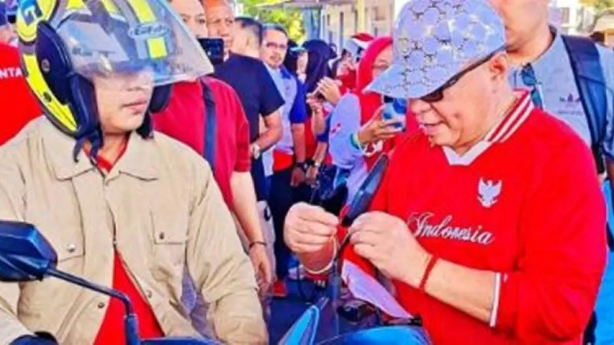 Pembagian bendera dipimpin langsung oleh Bupati Gorontalo Sofyan Puhi bersama Wakil Bupati Tonny S. Junus, Sekretaris Daerah Sugondo Makmur, Ketua DPRD Kabupaten Gorontalo, jajaran Forkopimda, serta Gabungan Organisasi Wanita.(F;Diskominfo)