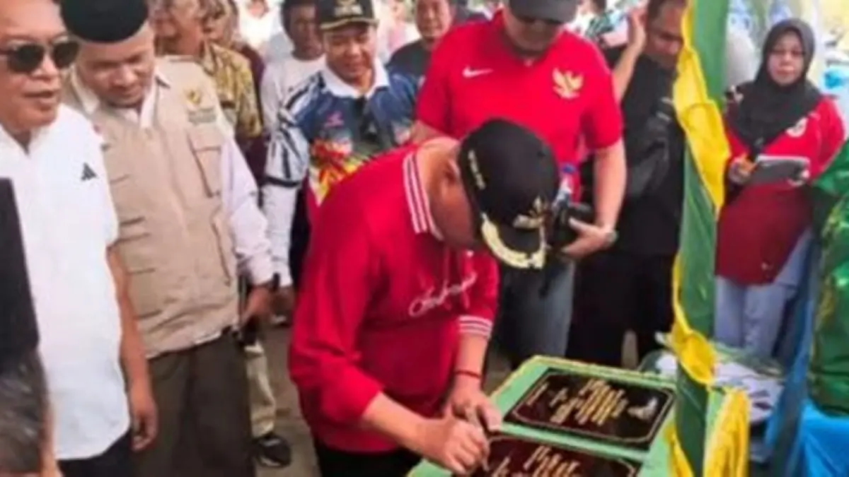 Peresmian rumah layak huni sekaligus penyaluran berbagai bantuan sosial di Kelurahan Hutuo, Kecamatan Limboto dipimpin langsung Bupati Gorontalo Sofyan Puhi didampingi Wakil Bupati Tonny S. Junus dan sejumlah unsur pemerintah daerah.(F:diskominfo)