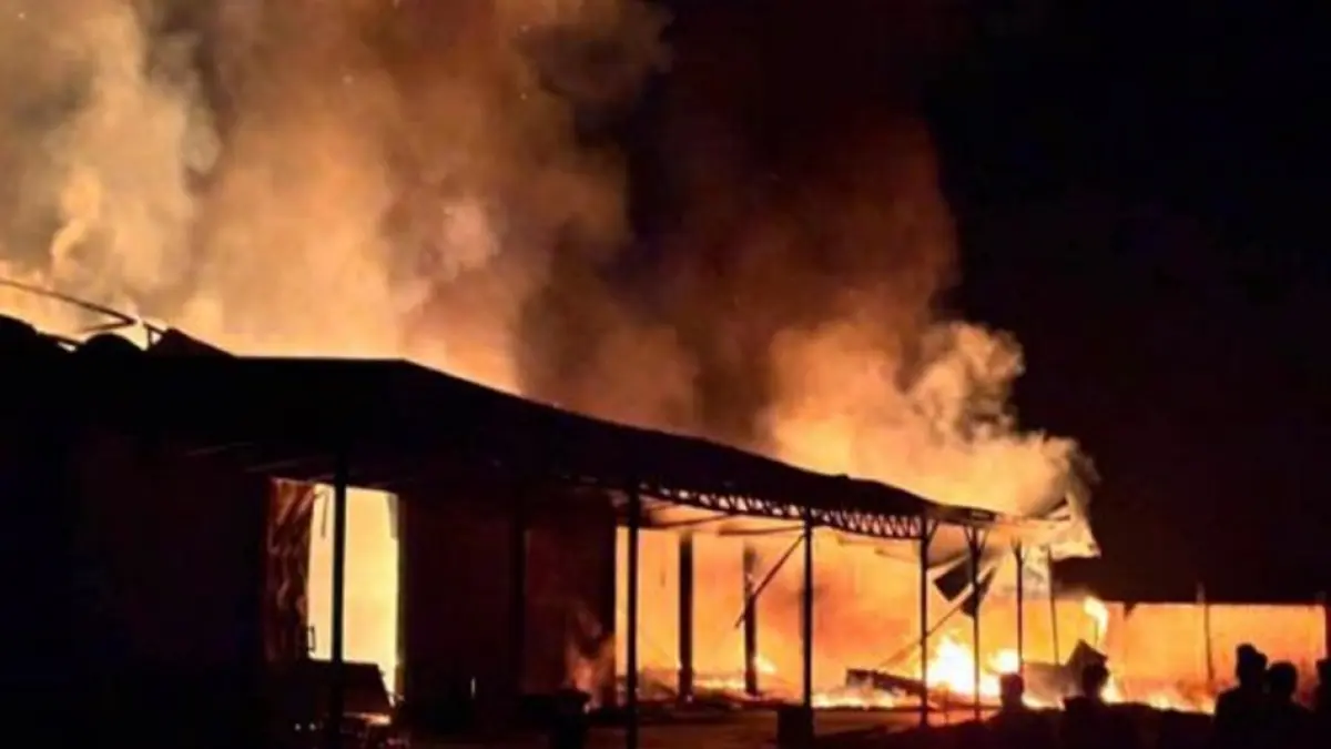 Suasana saat kebakaran sebuah gudang penyimpanan barang bekas di kota Gorontalo (F:Istimewa)