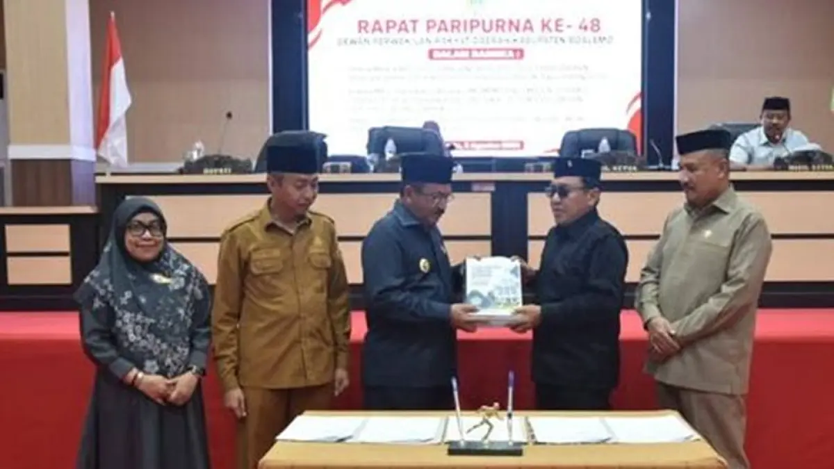 Bupati Boalemo, Drs. Rum Pagau, saat menyerahkan rancancangan perubahan anggaran kepada ketua DPRD dalam  rapat paripurna penyampaian Rancangan Perubahan KUA dan Rancangan Perubahan PPAS APBD 2026 di ruang sidang DPRD Boalemo.(F:Diskominfo)