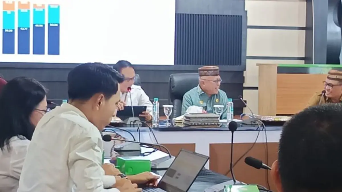 Bupati Gorontalo, H. Sofyan Puhi, saat  menerima kunjungan Kepala Perwakilan BPKP Provinsi Gorontalo di ruang kerjanya.(F:Diskominfo)