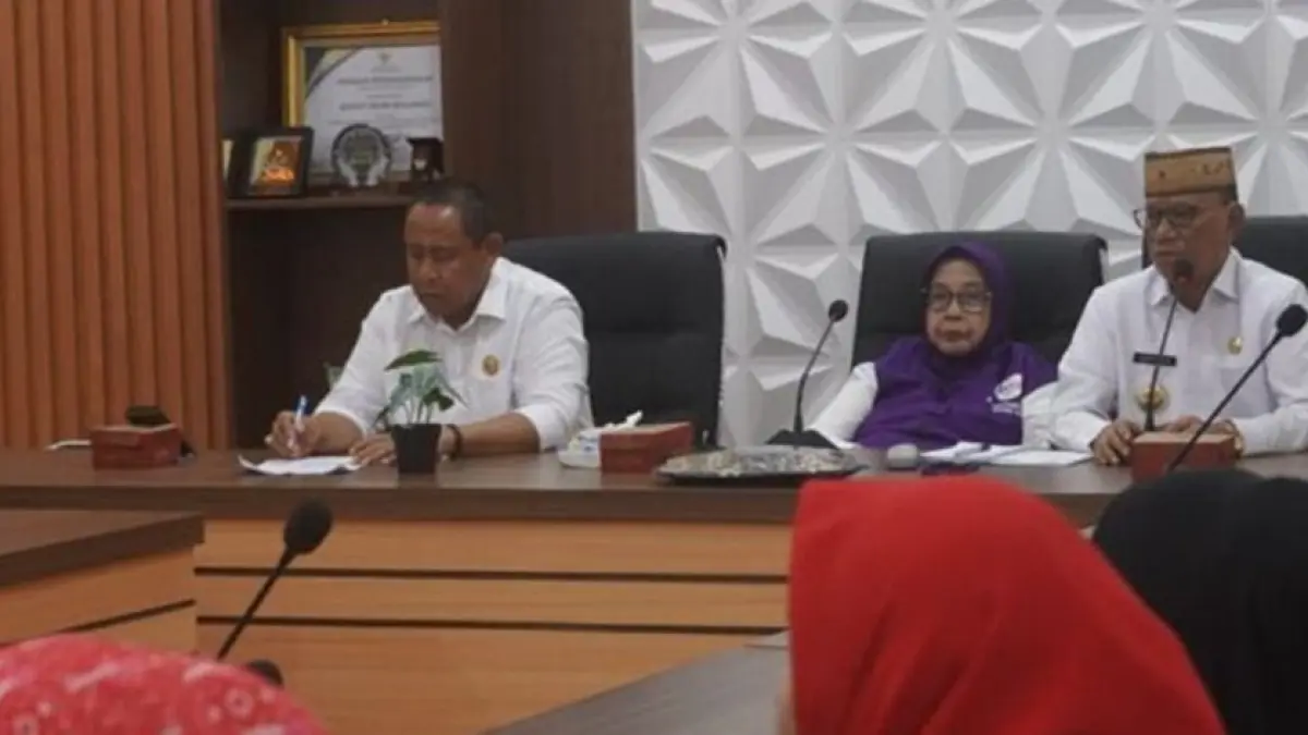 Bupati Ismet Mile saat memimpin Rapat Koordinasi Persiapan Penilaian Posyandu Tingkat Provinsi Gorontalo yang berlangsung di Ruang Rapat Bupati Bone Bolango.(F:Diskominfo)
