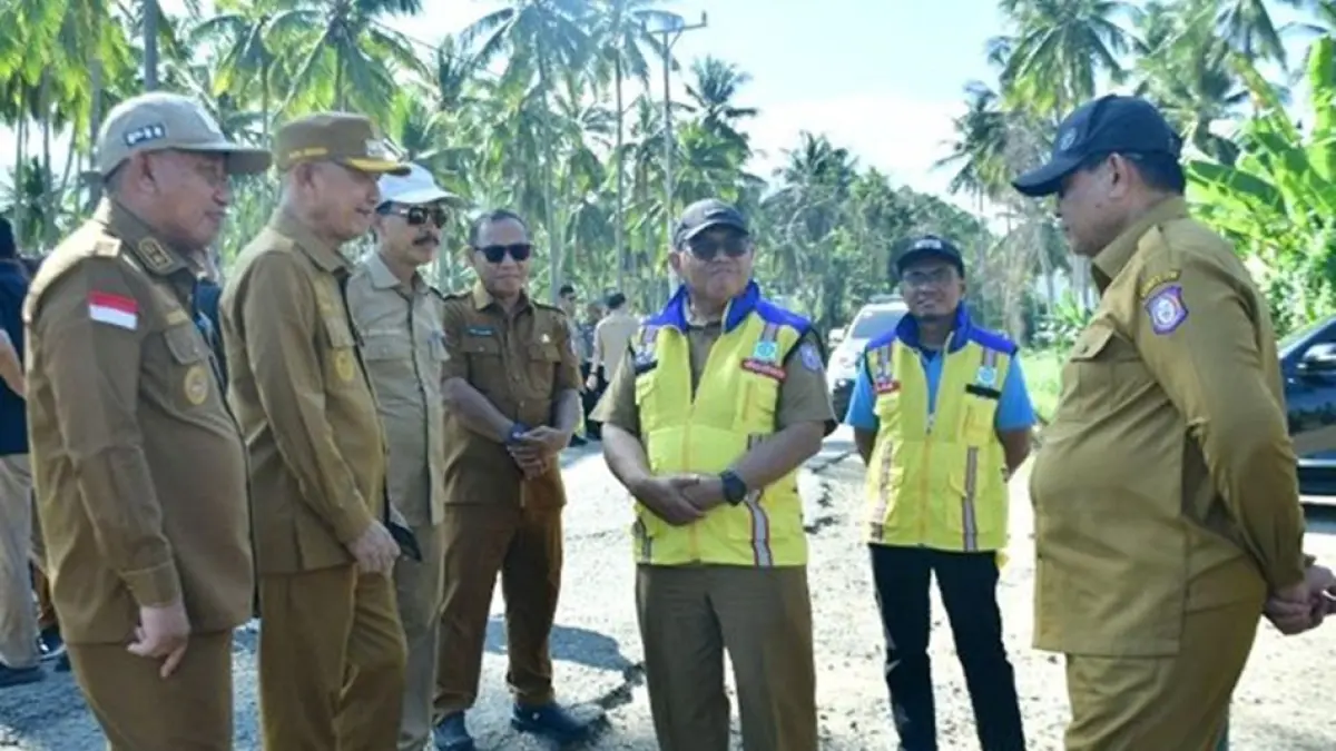 Gubernur Gorontalo Gusnar Ismail saat meninjau kondisi jalan bersama Bupati Pohuwato Saipul A. Mbuinga.(F:Prokopim)