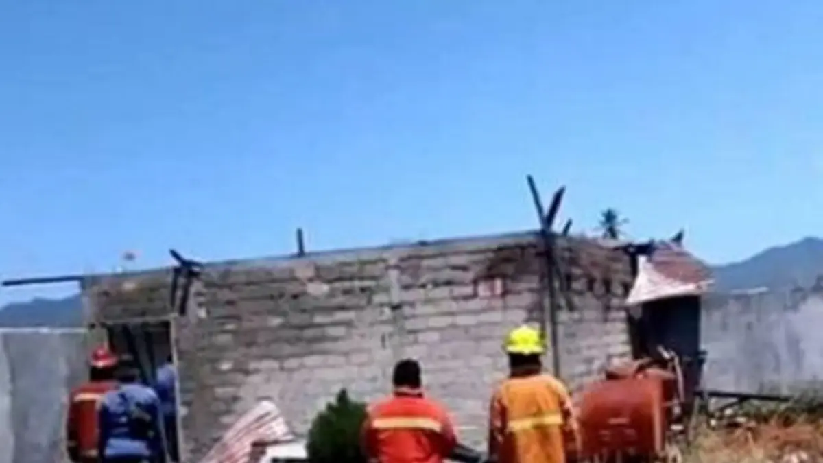 Kebakaran melanda sebuah gudang penyimpanan barang bekas di Jalan Manado, Kelurahan Liluwo, Kecamatan Kota Tengah, Kota Gorontalo.(F:istimewa)