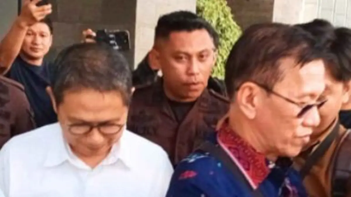 Mantan PJ Gubernur Gorontalo Hamka Hendra Noer keluar dari gedung Kejaaksaan Tinggi Gorontalo usai menjalani pemeriksaan (F;istimewa)