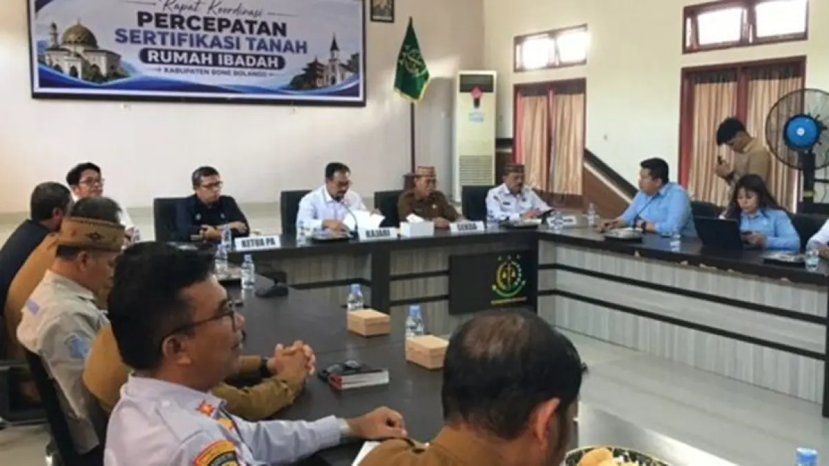 Rapat Koordinasi Percepatan Sertifikasi Tanah Rumah Ibadah Kabupaten Bone Bolango yang digelar di Aula Kejaksaan Negeri Bone Bolango turut dihadiri Sekda Iwan Mustapa . (F.Indra/Diskominfo)