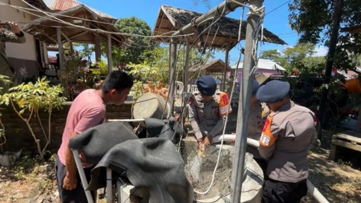 Sebagai bentuk kepedulian terhadap masyarakat, personel Batalyon A Pelopor turun langsung menyalurkan bantuan air bersih kepada warga Desa Bakti, Kecamatan Pulubala, Kabupaten Gorontalo.(F:Hms-Pol)