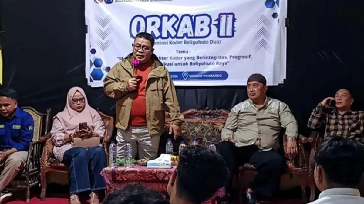 Sekda Kabupaten Gorontalo, Sugondo Makmur, saat menghadiri Orientasi Kader Ikatan Mahasiswa Pelajar Boliyohuto Raya (KMPBR) Gorontalo di Warkop Pombango, Kota Gorontalo.(F:Diskominfo)
