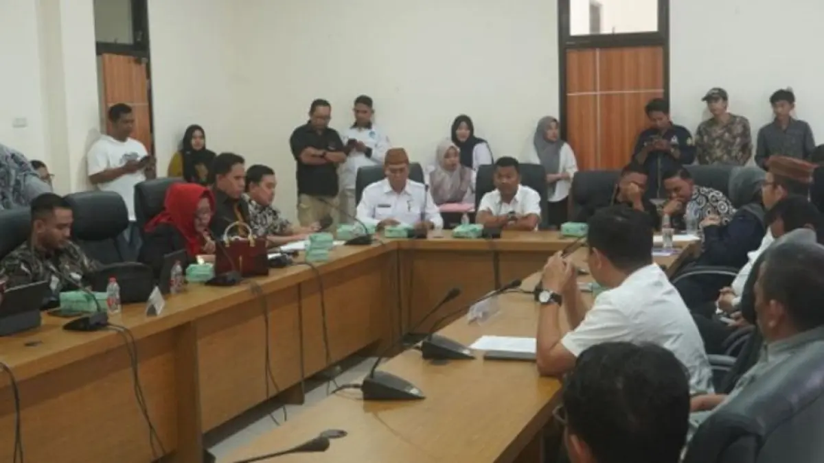 Sekretaris Daerah Bone Bolango, Iwan Mustapa, saat memberikan penjelasan dalam Rapat Dengar 
Pendapat (RDP).(F:Diskominfo)