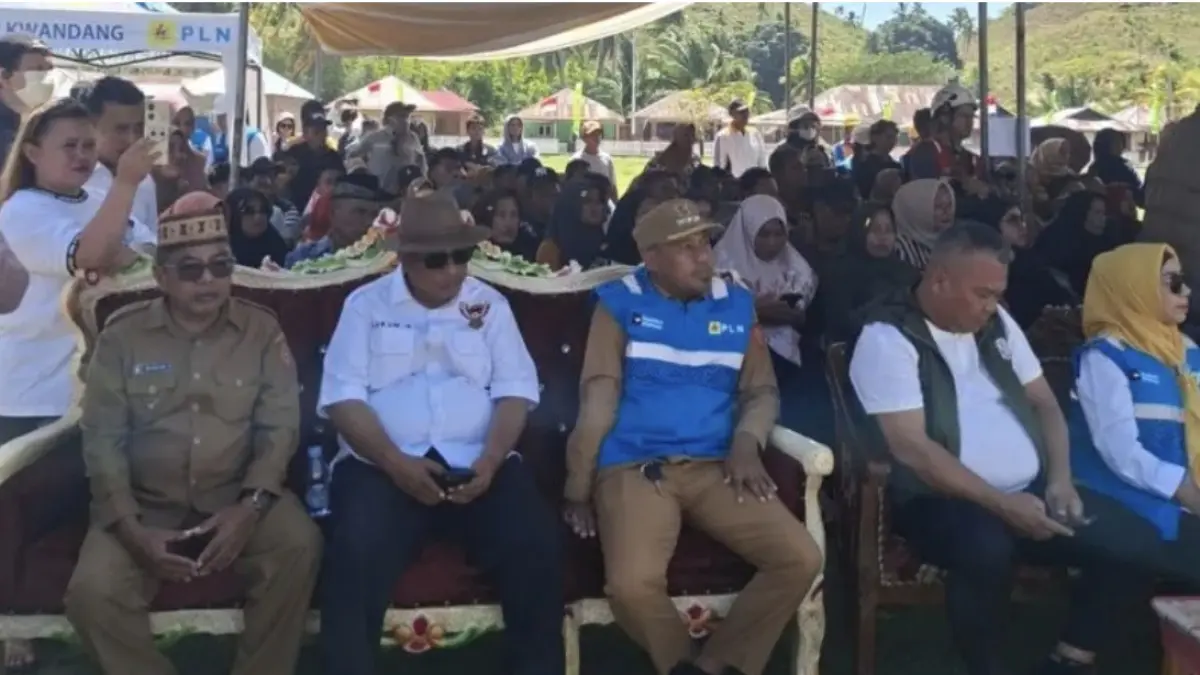 Anggota Komisi II DPRD Gorontalo Utara Lukum Diko (dua dari kiri) hadir pada penyalaan perdana listrik masuk Pulau Dudepo Kecamatan Anggrek. ANTARA/HO-dokumentasi pribadi