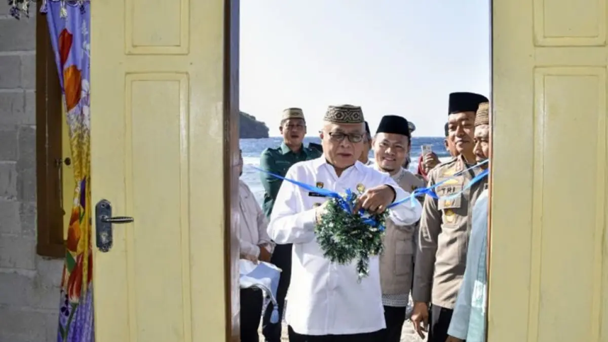 Bupati Gorontalo Sofyan Puhi meresmikan Gedung Public Health and Training Center (PHTC) MTsS Bahrul Ulum di Kecamatan Batudaa Pantai.(F:Diskomifo)
