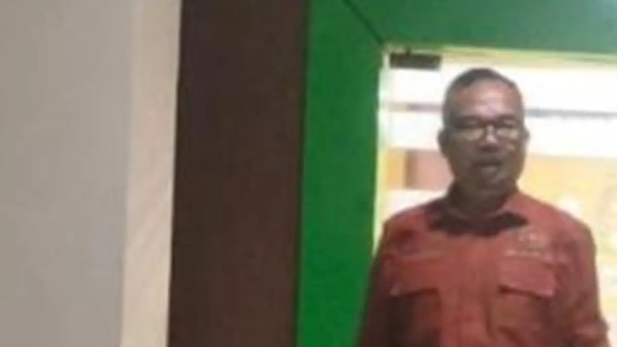 Ketua DPRD Provinsi Gorontalo Thomas Mopili saat berada di gedung Kejati Gorontalo (F:Istimewa)