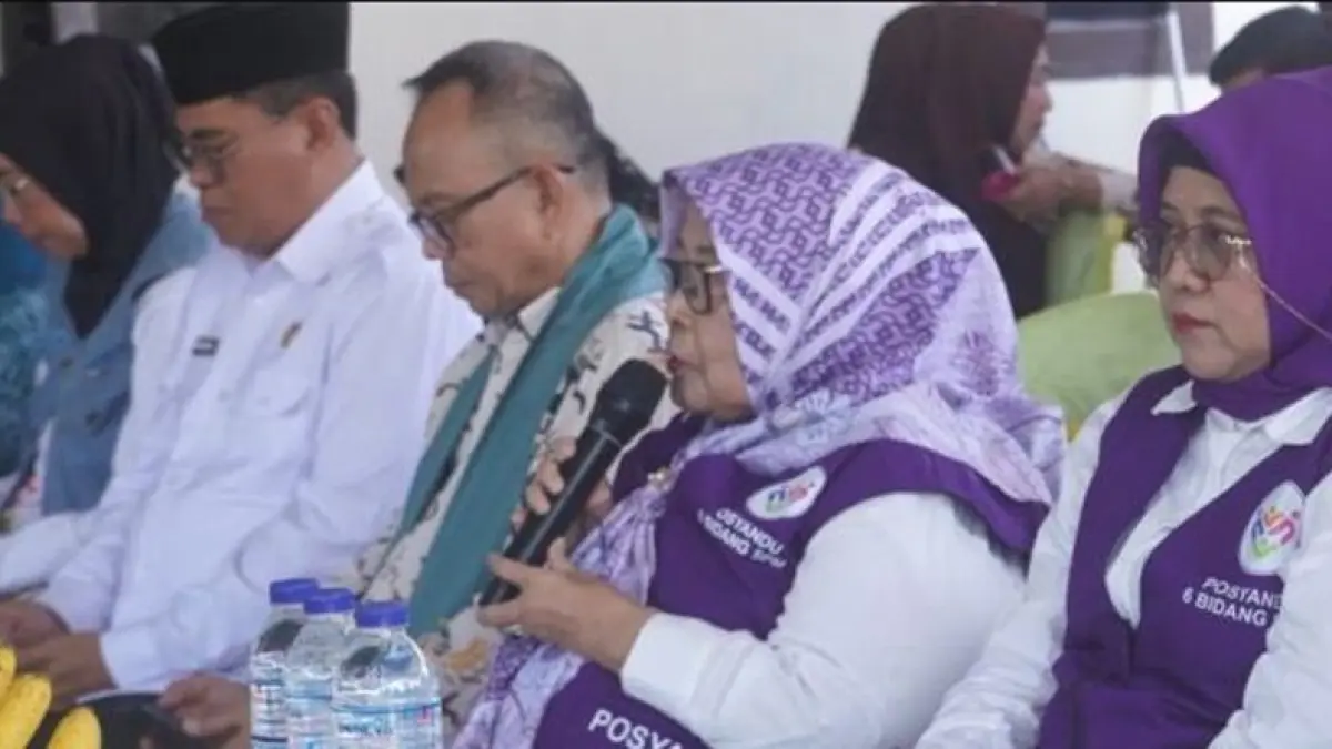 
Ketua Tim Pembina Posyandu Kabupaten Bone Bolango, Ruwaida Ismet Mile, saat menyambut Tim Penilai Lomba Posyandu Tingkat Provinsi Gorontalo di Posyandu Angkasa, Desa Lombongo, Jumat (7/8/2026). (F. Onal/Prokopim)