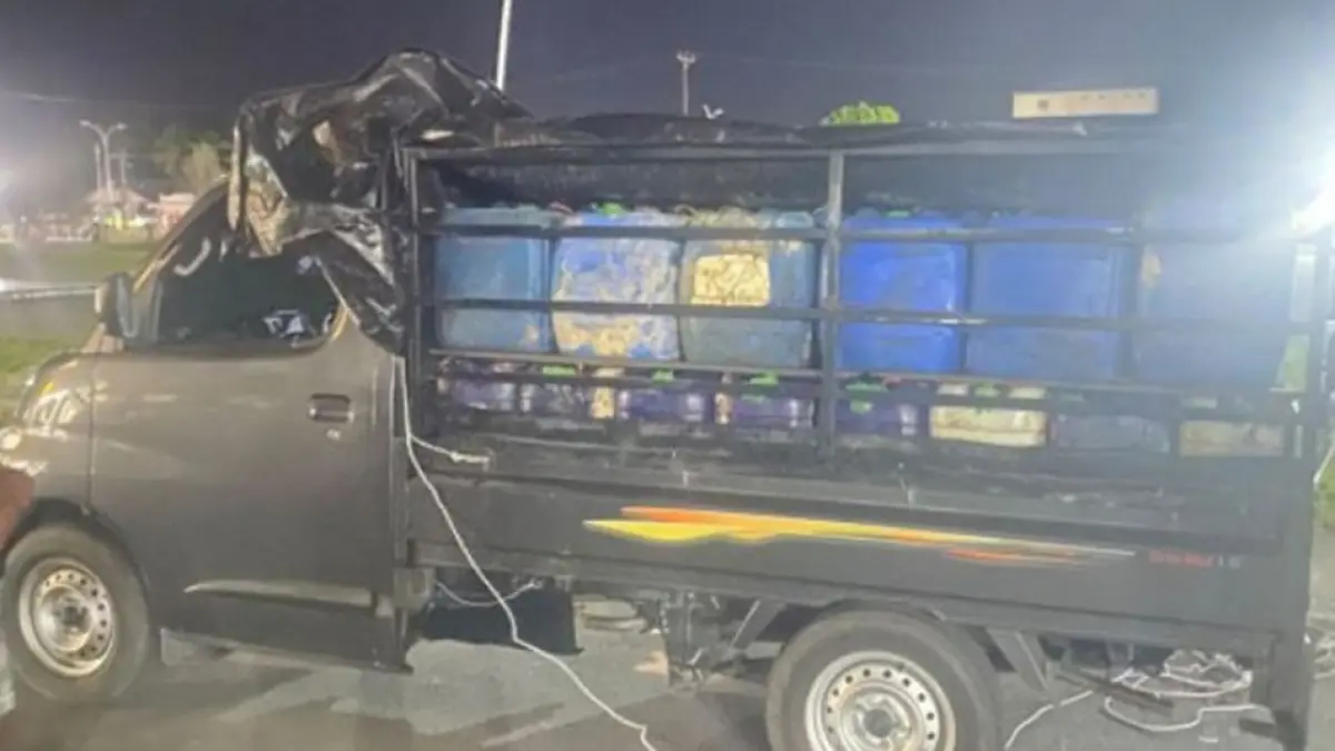 Pengiriman puluhan jerigen berisi solar bersubsidi menuju wilayah pertambangan emas tanpa izin (PETI) di Kabupaten Pohuwato berhasil dihentikan aparat Intel Kodam XIII/Merdeka.(F:istimewa)