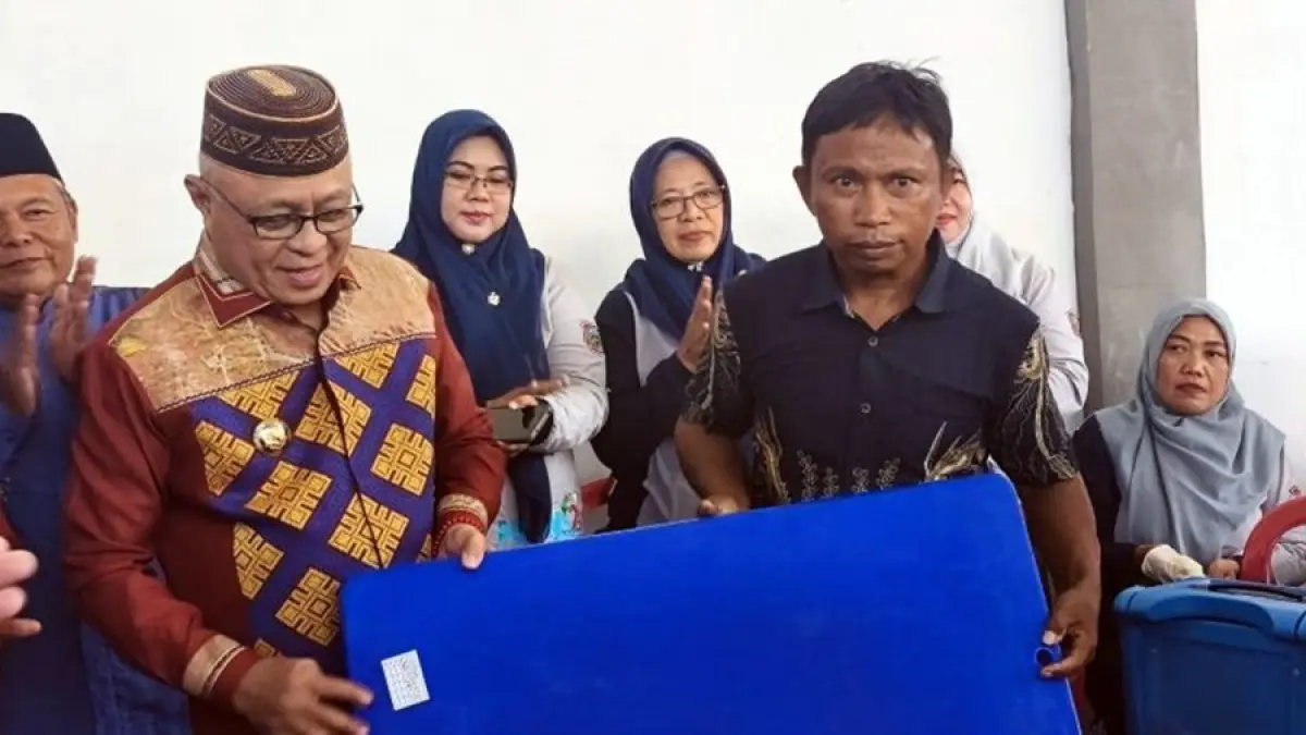 
Sebanyak 119 penerima manfaat di 13 kecamatan mendapatkan bantuan tersebut. Penyerahan secara simbolis dilakukan langsung Bupati Gorontalo, Sofyan Puhi, di Kantor Desa Hulawa, Kecamatan Telaga.(F:Diskominfo)