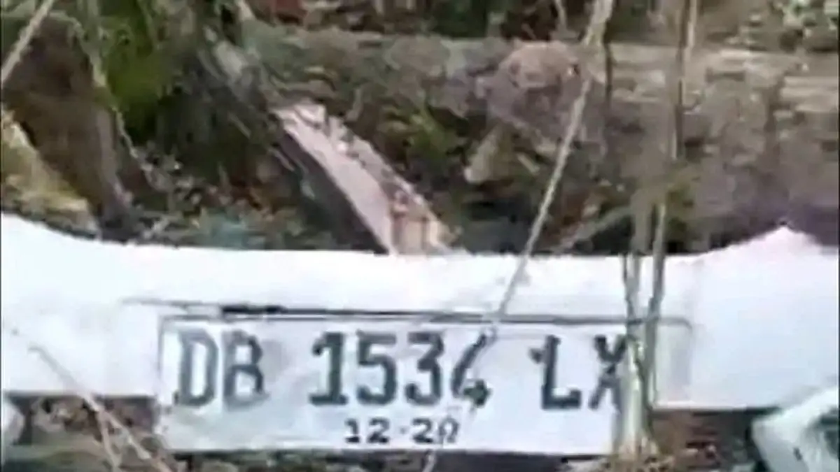  Warga digegerkan dengan penemuan sebuah mobil Honda Brio yang  masuk ke dalam jurang di wilayah antara Desa Solimandungan dan Desa Komangaan, Kecamatan Bolaang, Kabupaten Bolaang Mongondow (Bolmong), Sulawesi Utara.(F:Isitimewa)