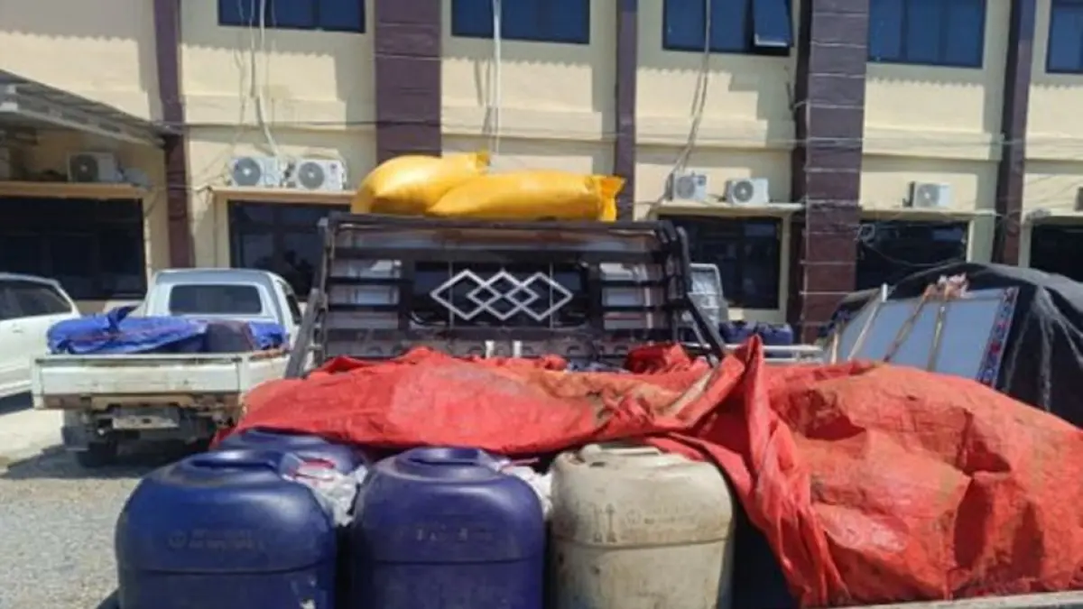 Dari lima kendaraan tersebut, empat unit pick up yang membawa 120 galon atau sekitar 4.200 liter solar subsidi kini telah diamankan di Mapolres Pohuwato. (F:Hms-Pol)
