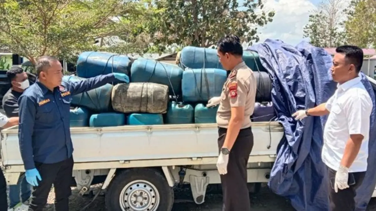 Dua barang bukti utama telah diamankan, yakni 70 galon solar berkapasitas sekitar 35 liter dan satu unit Wuling pick up warna putih dengan nomor polisi DM 8102 FE.(F:Hms-Pol)