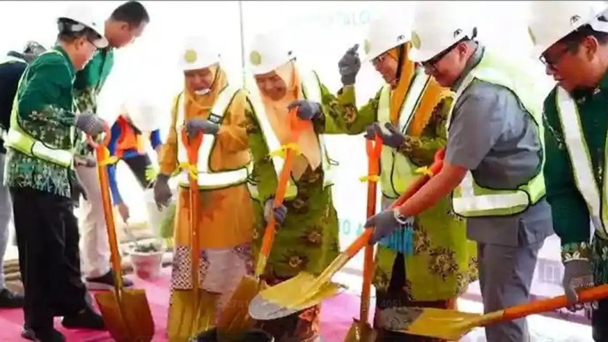 Groundbreaking ditandai dengan peletakan batu pertama pembangunan gedung oleh Wakil Wali Kota Gorontalo, Indra Gobel, Senin (10/8/2026). disaksikan Direktur RS Sitti Khadijah Gorontalo, Rusli Katili. Ketua Wilayah Muhamadiyah Gorontalo, Ketua dan Pengurus Daerah ‘Aisyiyah (PDA) Kota Gorontalo.(F:istimewa)