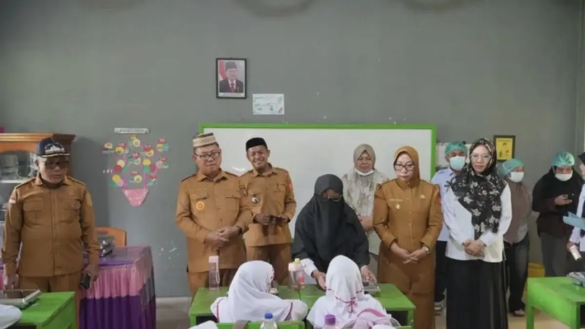Bupati Gorontalo Utara Thariq Modanggu (dua dari kiri) bersama Wakil Bupati Nurjana Hasan Yusuf (dua dari kanan) dan Anggota Komisi II DPRD Gorontalo Utara Fitri Yusup Husain (belakang kanan) saat meninjau pelaksanaan Program MBG di Kecamatan Anggrek. ANTARA/HO-Humas Pemkab Gorontalo Utara 