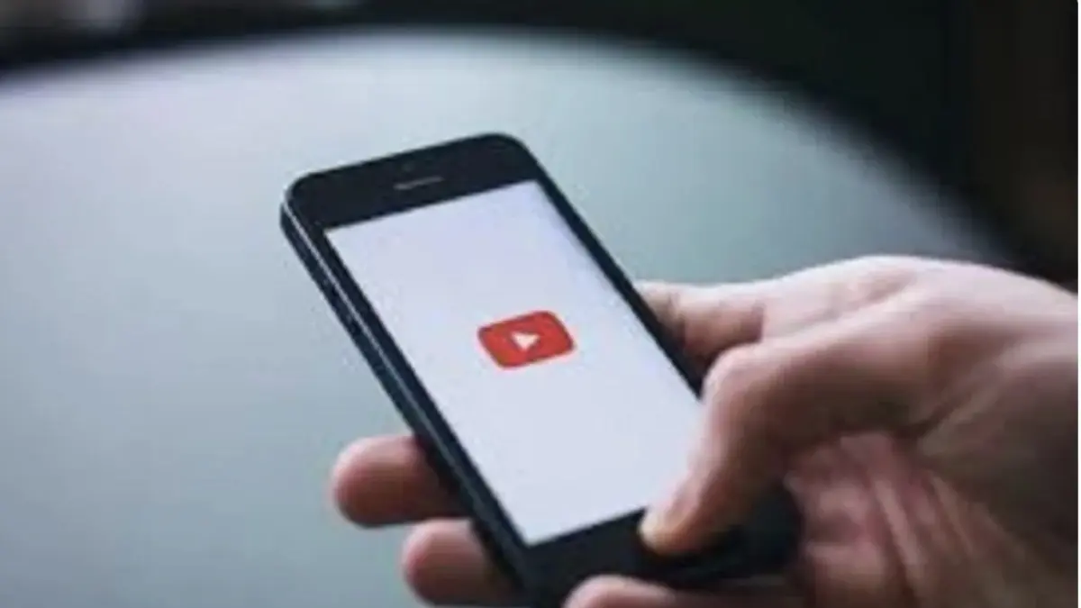 Ilustrasi - Logo YouTube di perangkat seluler. (ANTARA/Pexels)
