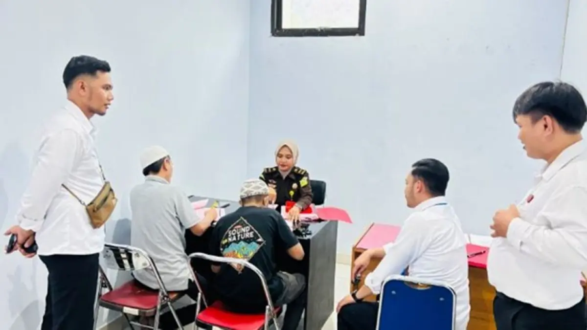 Penyidik Subdit III Jatanras Ditreskrimum Polda Gorontalo menyerahkan dua tersangka kasus pencurian bersama barang bukti kepada Kejaksaan Negeri Kabupaten Gorontalo.(F:Hms-Pol)