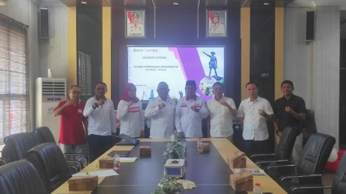 Gorontalopost, SUWAWA – Jalan menuju Pinogu kembali mendapat suntikan dukungan. Pemerintah Provinsi Gorontalo menyatakan kesiapannya 

memperkuat pembangunan akses Tulabolo–Pinogu, termasuk membuka peluang dukungan anggaran jika kondisi fiskal daerah memungkinkan.

Kepastian tersebut disampaikan Kepala Dinas PUPR-PKP Provinsi Gorontalo Aries Ardianto setelah menerima Sekda Bone Bolango Iwan Mustapa bersama Tim Percepatan Pembangunan Pinogu (TP3), Rabu (12/8/2026).

Dukungan Pemprov Gorontalo disebut tidak berhenti pada pernyataan administratif. Aries memiliki alasan tersendiri mengapa pembangunan akses tersebut perlu terus didorong. 

Ia mengaku memiliki pengalaman langsung melintasi jalur Tulabolo–Pinogu bersama Iwan Mustapa ketika keduanya masih bertugas di Pemerintah Kabupaten Gorontalo.

“Dinas PUPR-PKP sangat mendukung, secara emosional dan secara historis. Kebetulan saya juga yang mengalami jalan dari Tulabolo ke Pinogu bersama Pak Sekda ketika kami masih di Kabupaten Gorontalo,” ujar Aries.

Menurut Aries, pengalaman tersebut membuat pihaknya memahami kondisi akses menuju Pinogu sekaligus memperkuat komitmen untuk ikut mencari ruang intervensi. 

Pemerintah provinsi akan melihat sejumlah pekerjaan yang dapat ditangani sesuai kewenangan dan kapasitas daerah.

Jika kondisi keuangan memungkinkan, dukungan tersebut bahkan dapat diperkuat melalui penganggaran. 

Meski demikian, Aries menegaskan besaran anggaran tidak dapat ditentukan secara sepihak karena harus mempertimbangkan kemampuan fiskal Pemprov Gorontalo.

“Insya Allah kita dukung. Kalau bisa ada angka yang lebih besar, sekian persen. Tidak hanya moril saja,” tegasnya.

Skema dukungan nantinya dapat difokuskan pada bagian-bagian pekerjaan tertentu. 
Dengan pembagian peran tersebut, pembangunan jalan Tulabolo–Pinogu diharapkan tidak hanya mengandalkan satu sumber pembiayaan, tetapi bisa dikerjakan melalui sinergi pemerintah kabupaten dan provinsi.

“Kalau penganggaran tentu kita harus sesuaikan dengan fiskal, tapi di item-item yang mungkin kita bisa support, kita support,” jelas Aries.

Langkah ini sekaligus memperkuat perjuangan Pemkab Bone Bolango bersama TP3 dalam membuka akses menuju Pinogu. 

Koordinasi dengan pemerintah provinsi menjadi bagian dari strategi untuk memperluas dukungan dan mempercepat pembangunan infrastruktur yang selama ini menjadi kebutuhan penting masyarakat Pinogu.

Dengan dukungan lintas pemerintahan tersebut, harapan agar akses Tulabolo–Pinogu segera dibangun semakin terbuka. Pemerintah daerah kini tinggal mematangkan bagian-bagian pekerjaan yang dapat dikerjakan bersama sesuai kewenangan dan kemampuan anggaran masing-masing.(Mg-05).