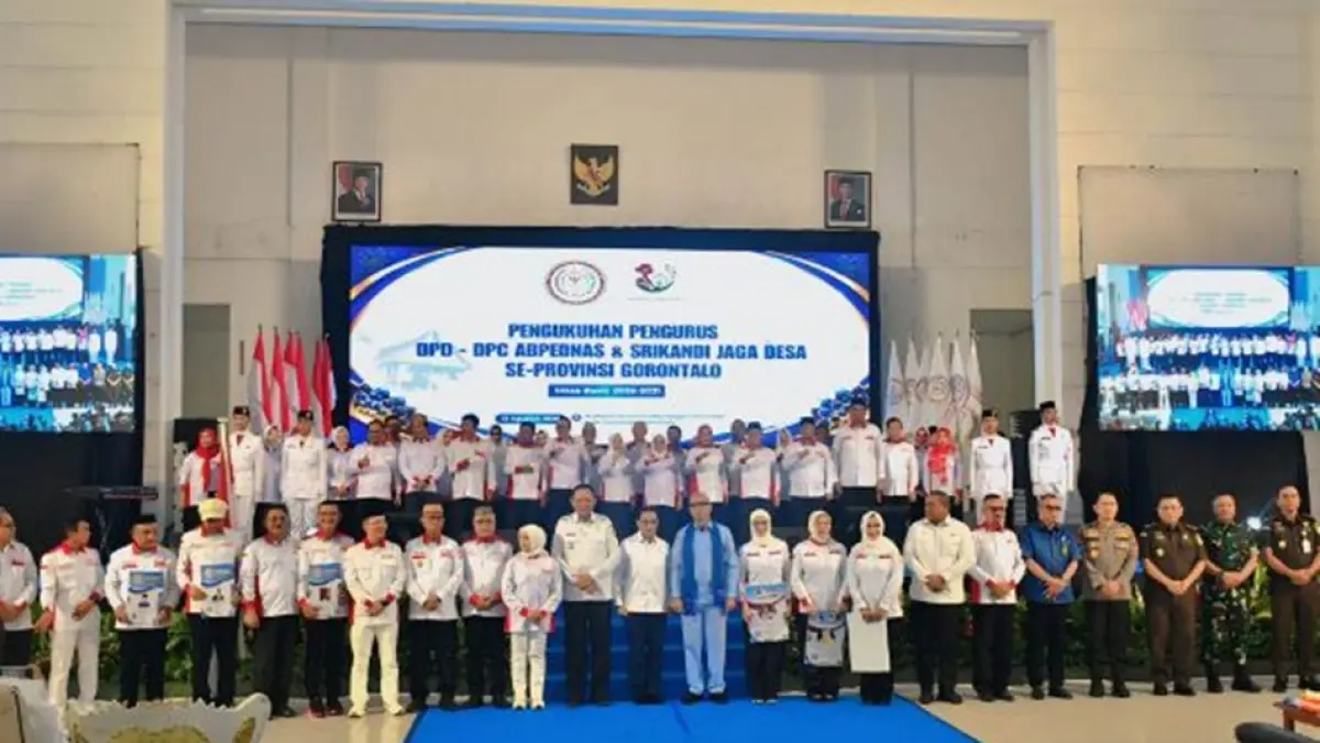Gubernur Gorontalo Gusnar Ismail bersama Forkopimda foto bersama dengan pengurus ABPEDNAS dan Sriknadi Jaga Desa.(F: Istimewa)
