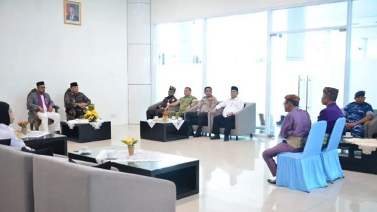  Gubernur Gorontalo Gusnar Ismail bersama pejabat Forkopimda hadir langsung menyambut kedatangan diplomat UEA dengan adat Mopotilolo.(F:Diskominfotik Provinsi)