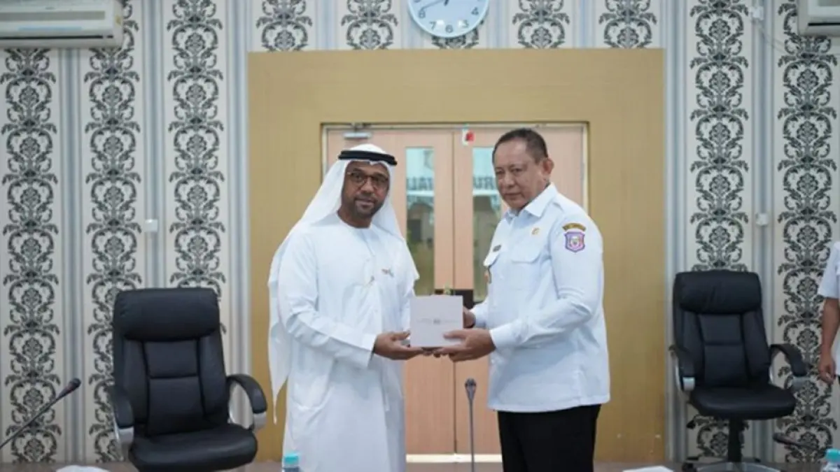 Gubernur Gorontalo Gusnar Ismail memberikan cendera mata kepada Duta Besar Uni Emirat Arab (UEA) untuk Republik Indonesia Abdulla Salem Aldhaheri.(F:Diskominfotik Provinsi)